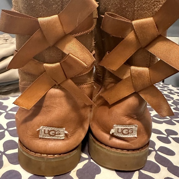 Girls size (4) Bailey Bow Leather Ugg Boots - Picture 1 of 5